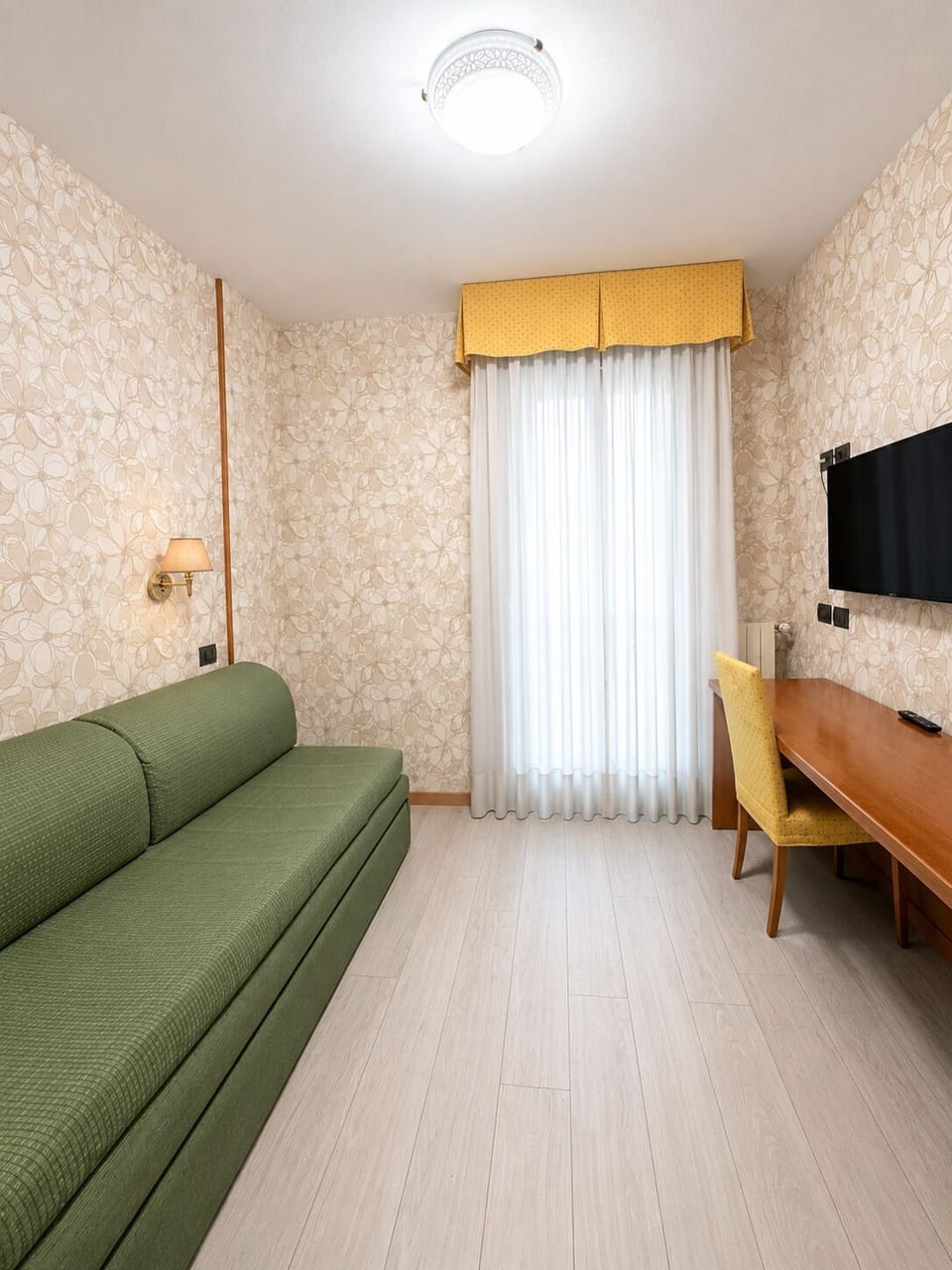Junior Suite | Hypo-allergenic bedding available, in-room safe, desk, laptop workspace