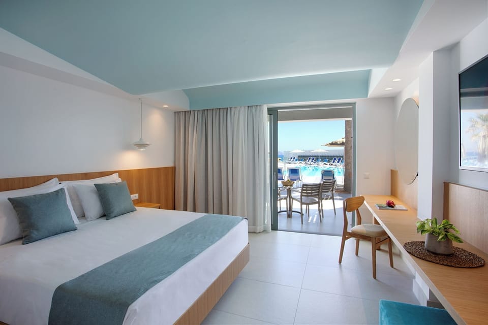 Family Swim Up | In-room safe, desk, blackout drapes, soundproofing