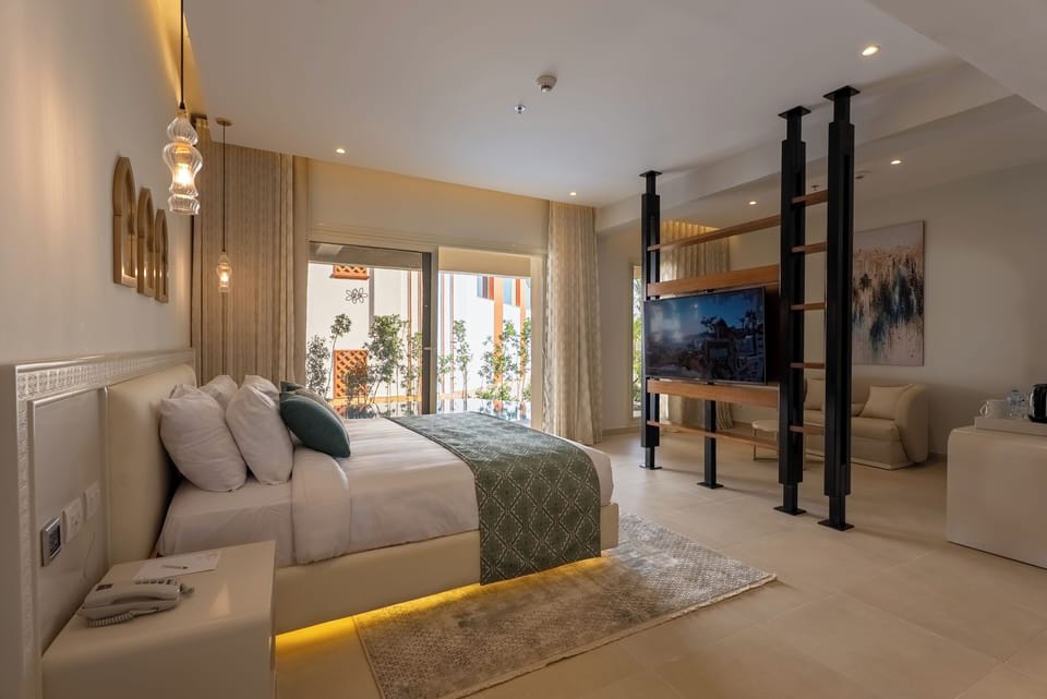 Pool Suite | Minibar, in-room safe, individually decorated, individually furnished