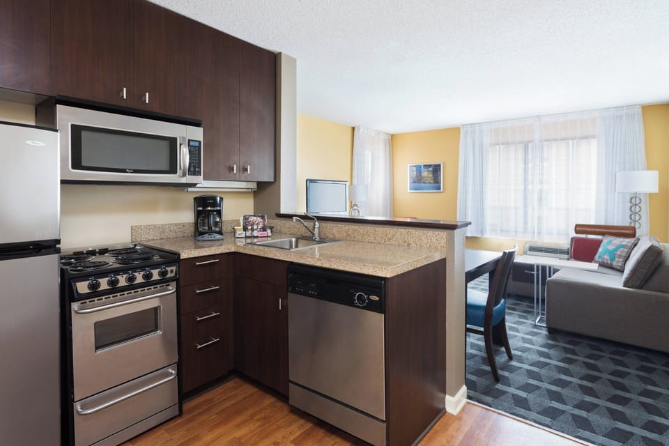 Coffee/tea maker, full-size fridge, microwave, stovetop