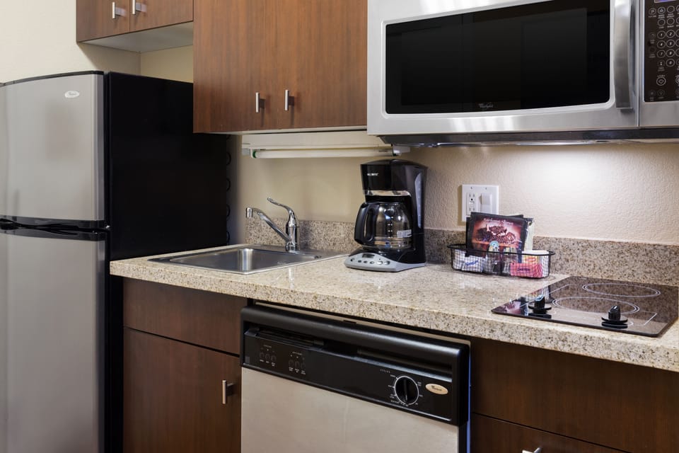 Coffee/tea maker, full-size fridge, microwave, stovetop
