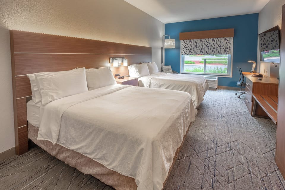 Pillowtop beds, in-room safe, desk, laptop workspace