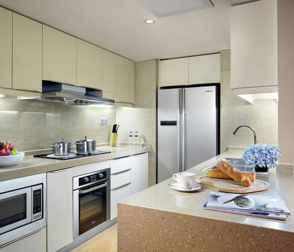 Fridge, coffee/tea maker