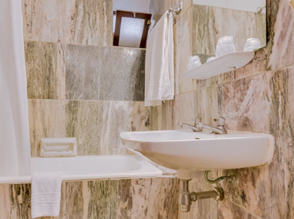Combined shower/tub, free toiletries, bidet, towels