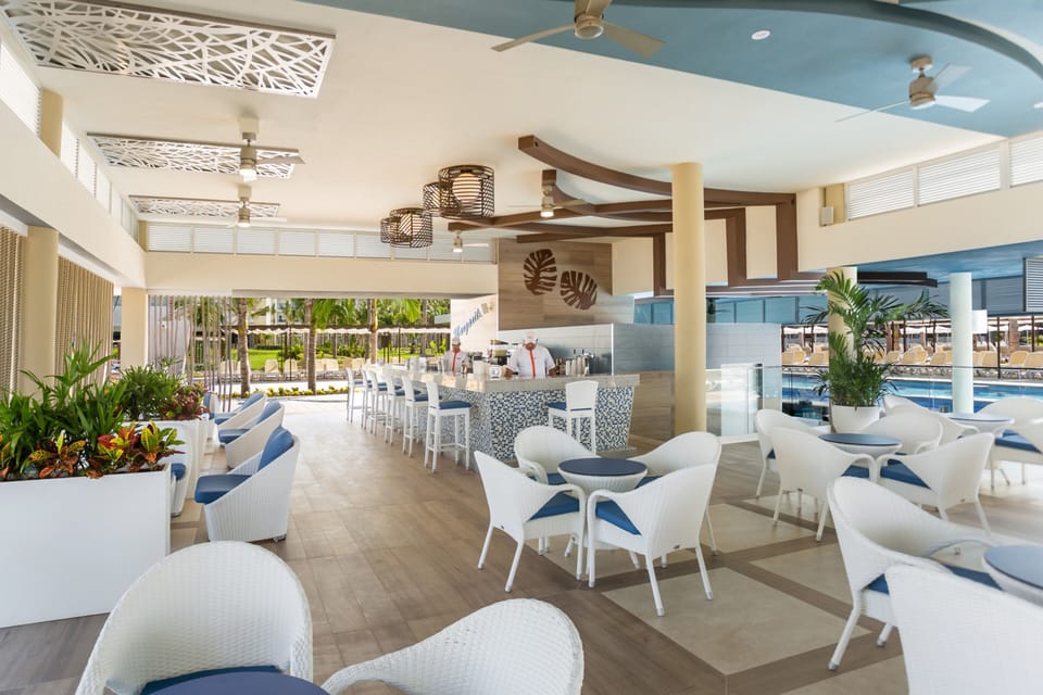 Poolside bar
