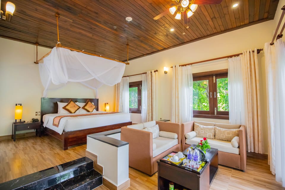 Jacuzzi Bungalow | Minibar, desk, blackout drapes, cribs (free)