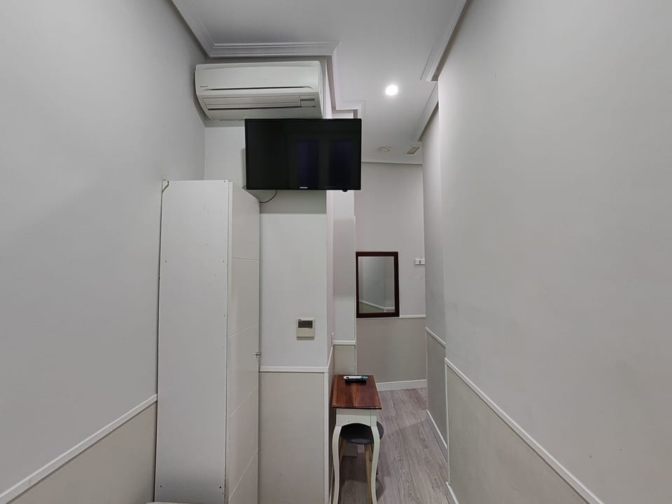 Single Room | Desk, iron/ironing board, free WiFi, bed sheets
