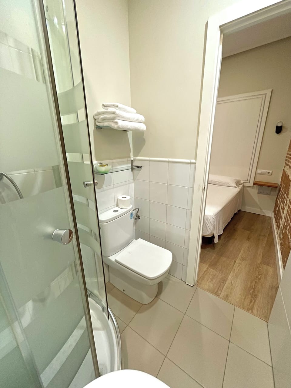Standard Twin Room | Desk, iron/ironing board, free WiFi, bed sheets