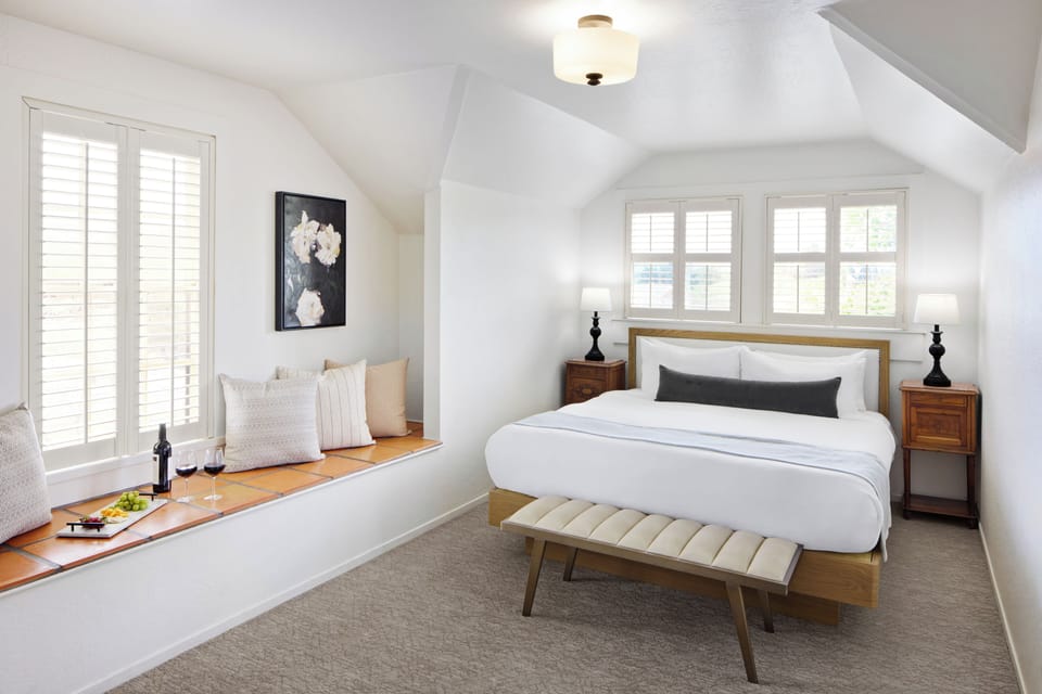 Superior King | Premium bedding, down comforters, iron/ironing board, WiFi (free)