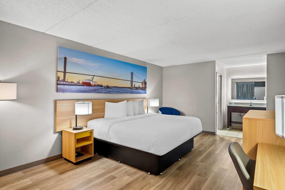 Standard Room, 1 King Bed | Premium bedding, in-room safe, desk, laptop workspace