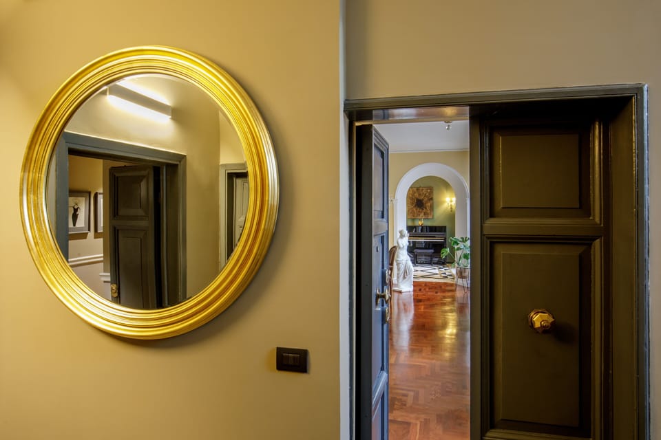 Apartment Deluxe - Via Mario de Fiori 59A | Living area | Flat-screen TV