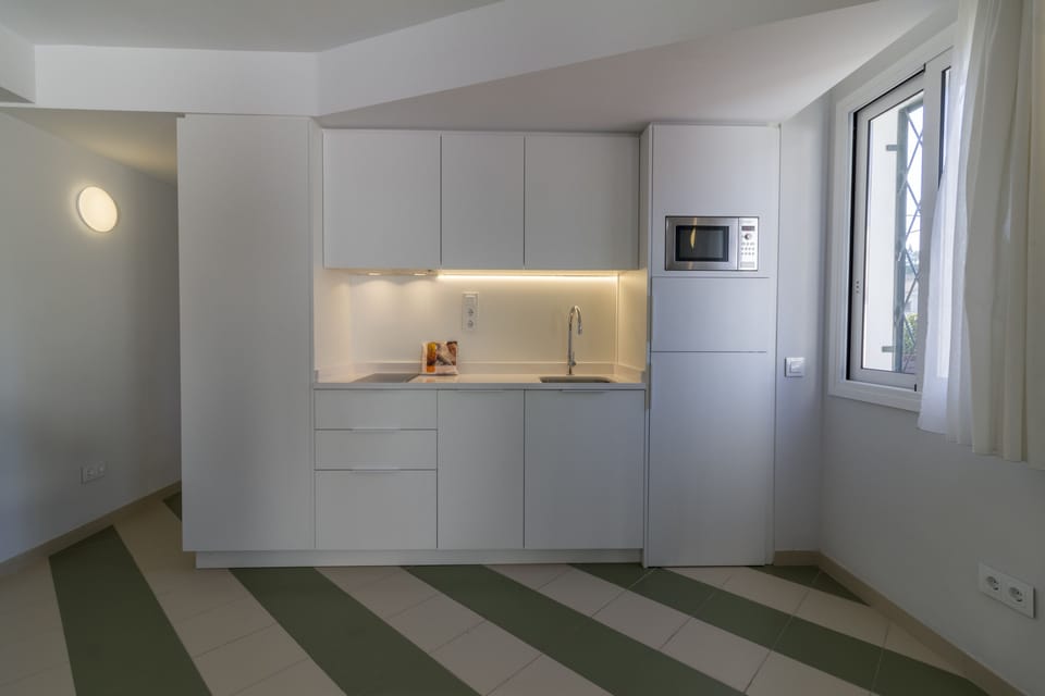 Economy Studio, 1 Queen Bed, Kitchenette | Private kitchenette | Full-size fridge, microwave, stovetop, coffee/tea maker