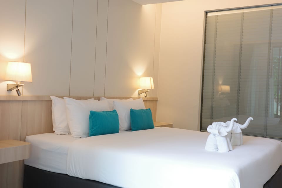 Deluxe Pool Access Room | Premium bedding, minibar, in-room safe, desk