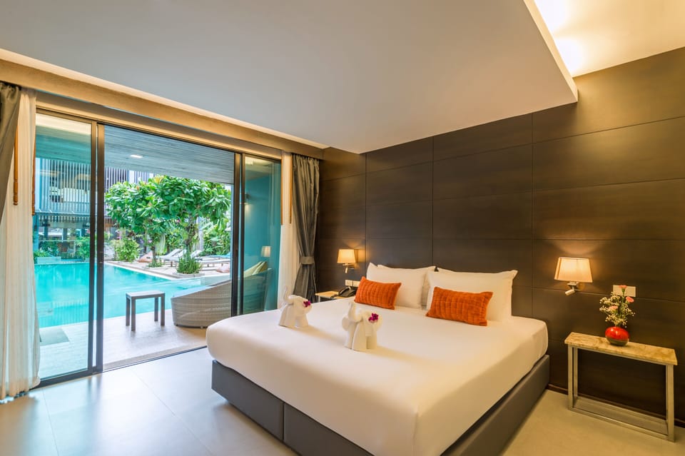 Deluxe Pool Access Room | Premium bedding, minibar, in-room safe, desk