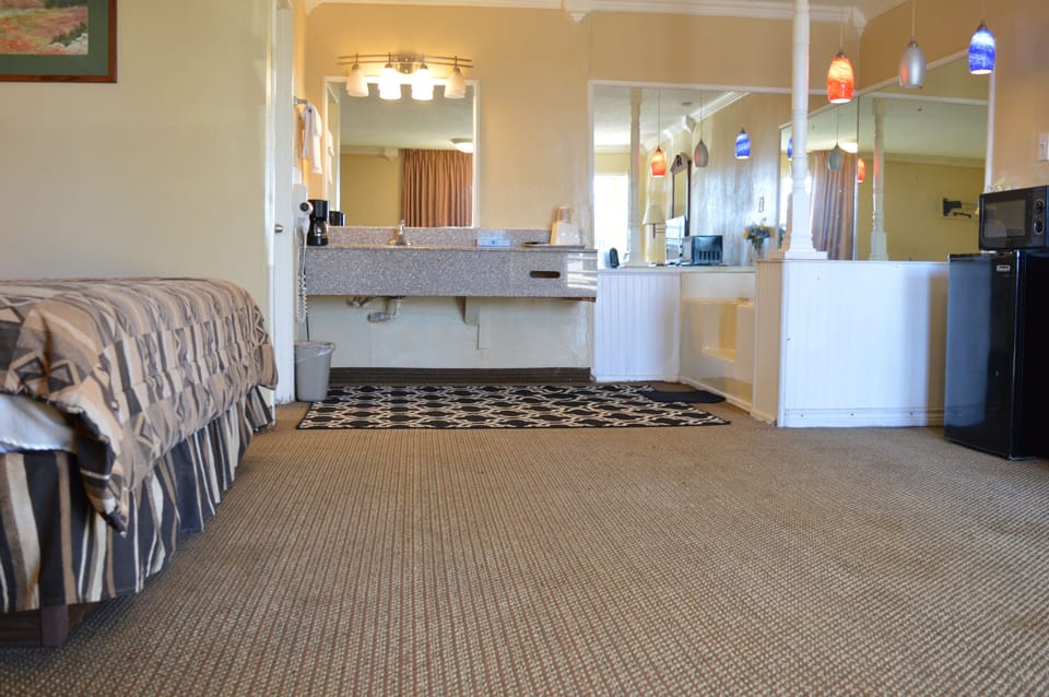 Suite, Bathtub | Iron/ironing board, alarm clocks, bed sheets