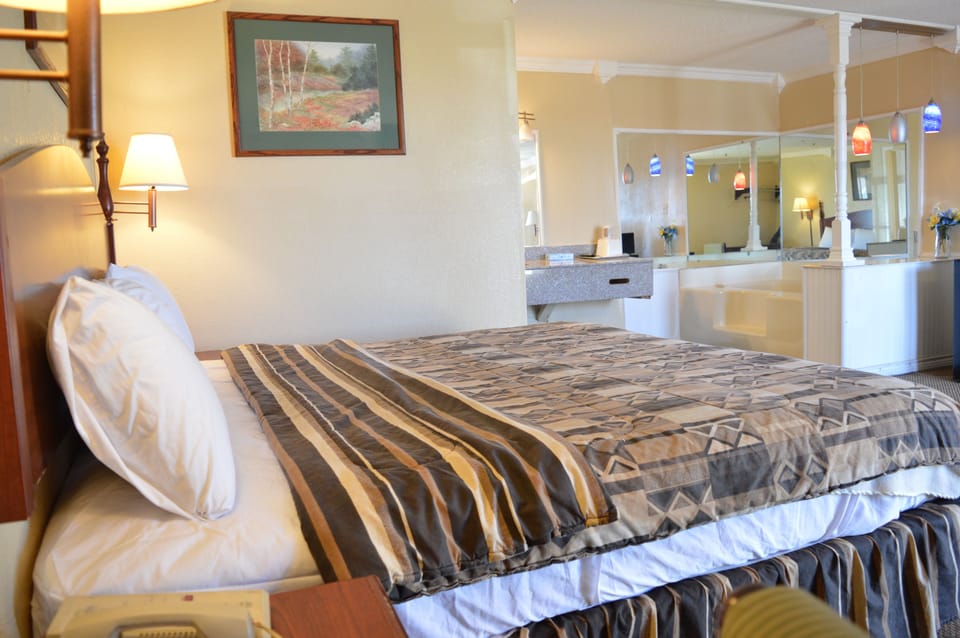 Suite, Bathtub | Iron/ironing board, alarm clocks, bed sheets