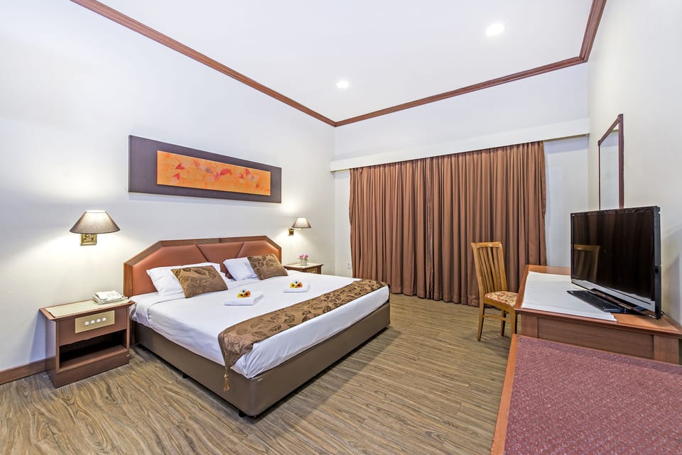 Deluxe Room, 1 King Bed | Desk, iron/ironing board (on request), WiFi (free), bed sheets