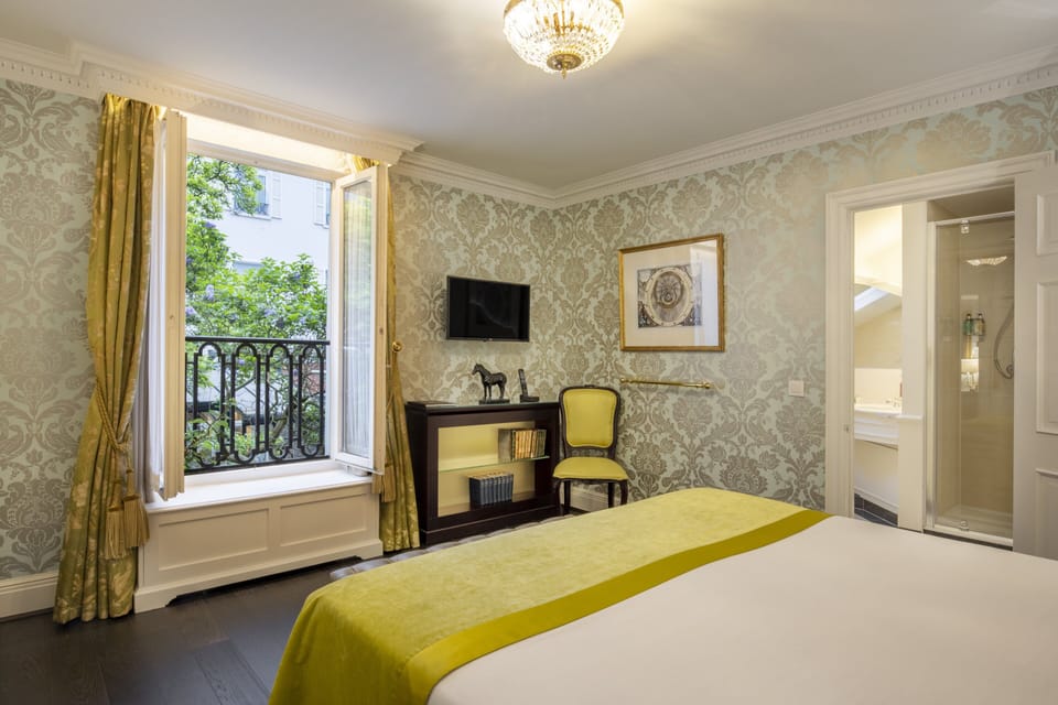 Standard Room, 1 Queen Bed | Premium bedding, pillowtop beds, minibar, in-room safe