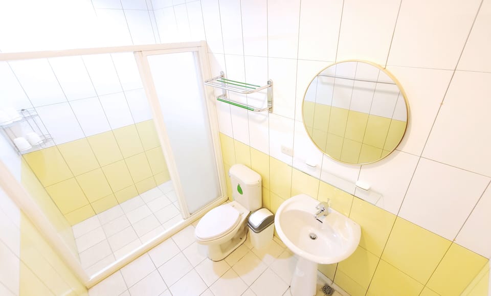 Comfort Quadruple Room | Bathroom | Shower, free toiletries, hair dryer, slippers