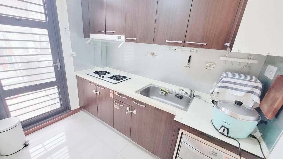 Family House, Non Smoking, Ensuite (4 bedroom, 5 bathroom, 1 kitchen, BBQ) | Private kitchen | Fridge, stovetop, highchair, griddle
