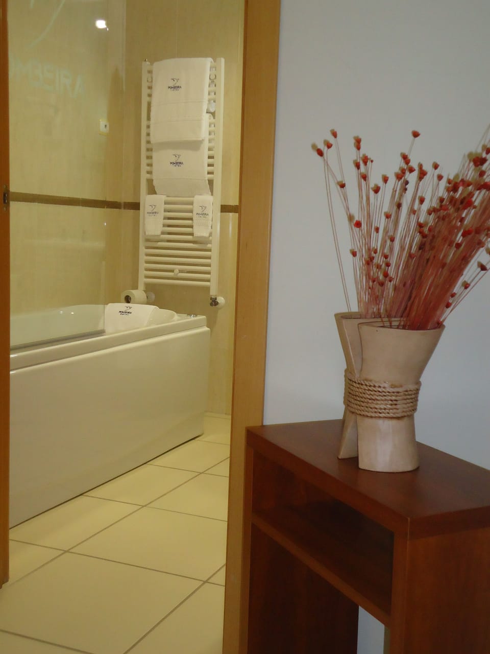 Suite | Bathroom | Shower, free toiletries, hair dryer, towels