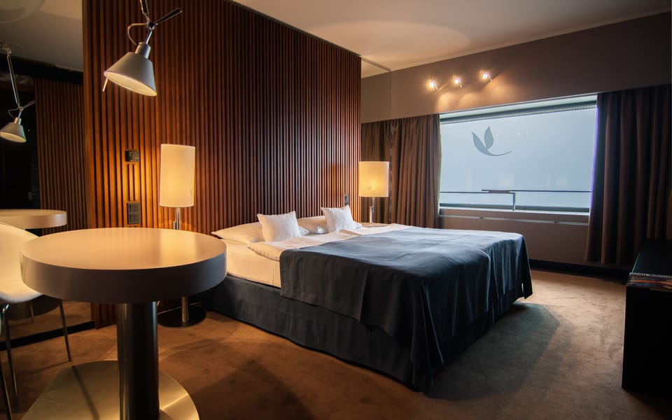 Hypo-allergenic bedding, minibar, in-room safe, desk
