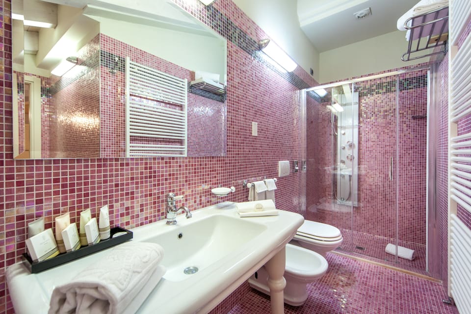 Double Room Single Use, Sea View | Bathroom | Combined shower/tub, free toiletries, hair dryer, bathrobes