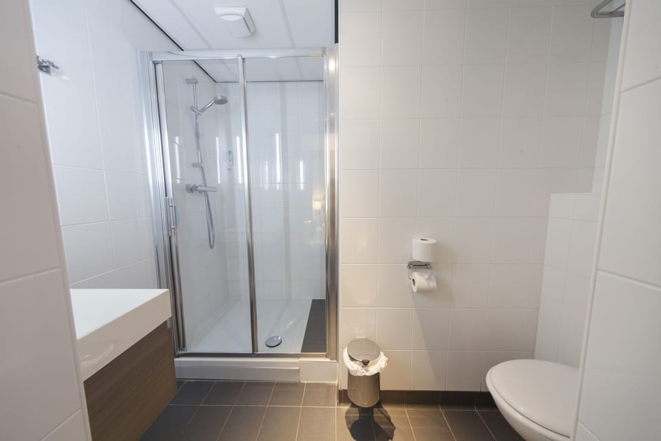Spacious comfort double room | Bathroom | Eco-friendly toiletries, towels