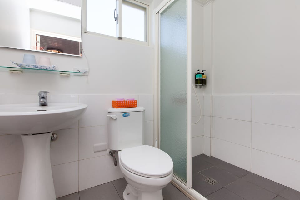 Family Suite | Bathroom amenities | Shower, rainfall showerhead, free toiletries, hair dryer