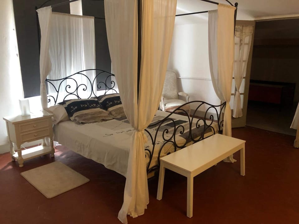 Cribs (surcharge), rollaway beds (surcharge), WiFi (free), bed sheets