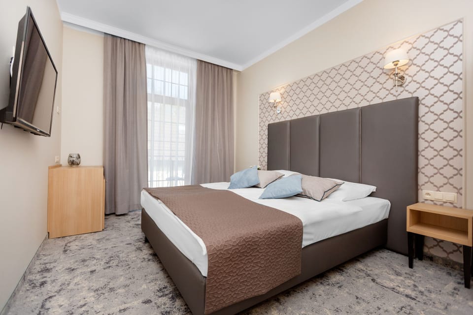 Standard Double Room | Hypo-allergenic bedding, minibar, in-room safe, desk