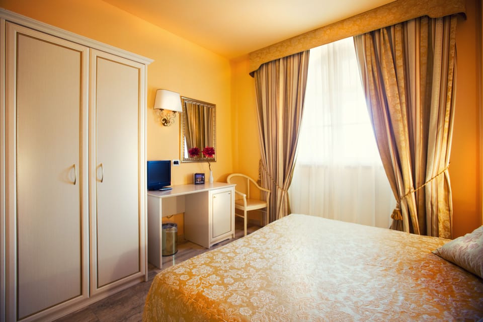 Standard Double or Twin Room | In-room safe, desk, soundproofing, WiFi (free)