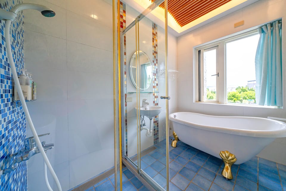 Standard Quadruple Room | Bathroom | Shower, rainfall showerhead, free toiletries, hair dryer