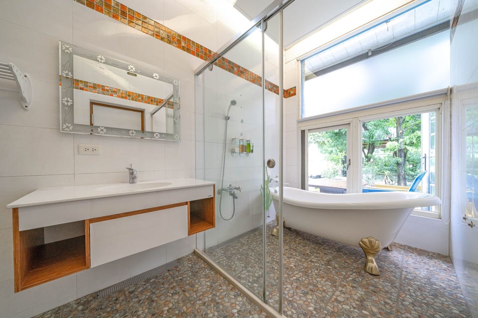 Deluxe Quadruple Room | Bathroom | Shower, rainfall showerhead, free toiletries, hair dryer