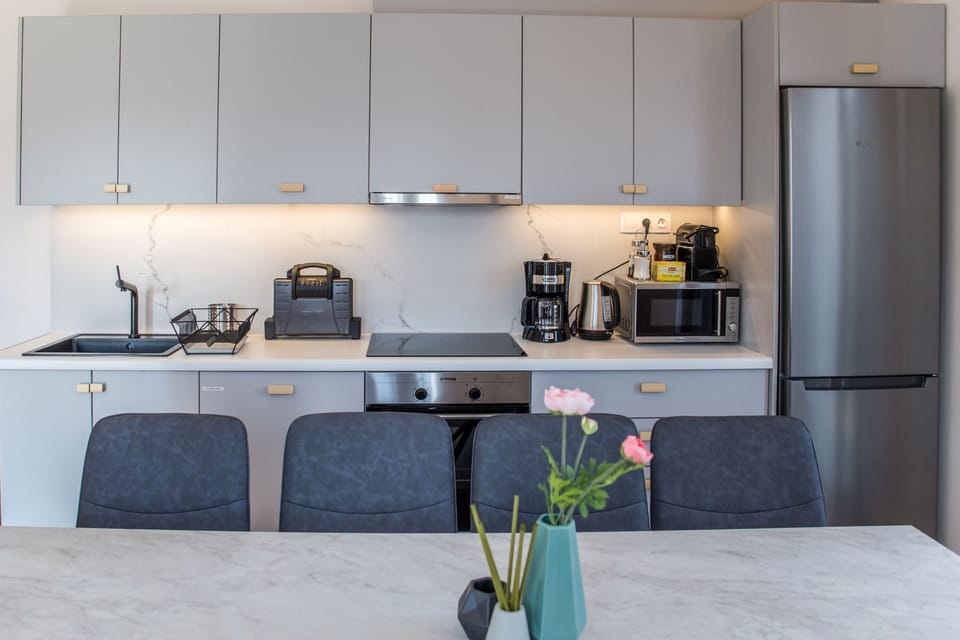 Deluxe Apartment, 4 Bedrooms, Terrace, City View | In-room dining