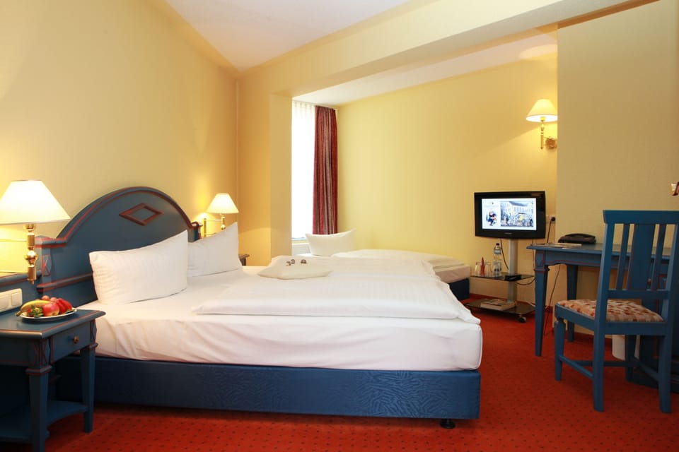 Family Double Room, Non Smoking | Living area | Flat-screen TV, books