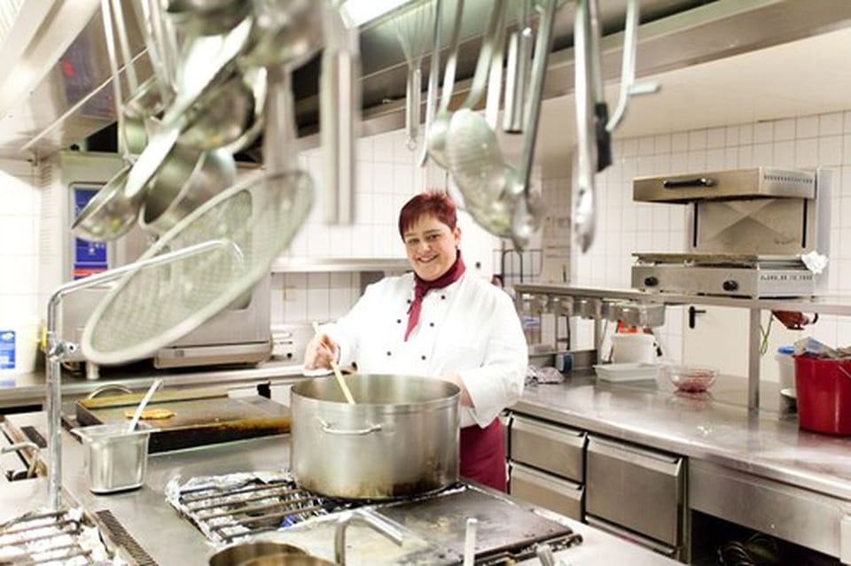 2 restaurants, lunch, dinner served; Regional cuisine