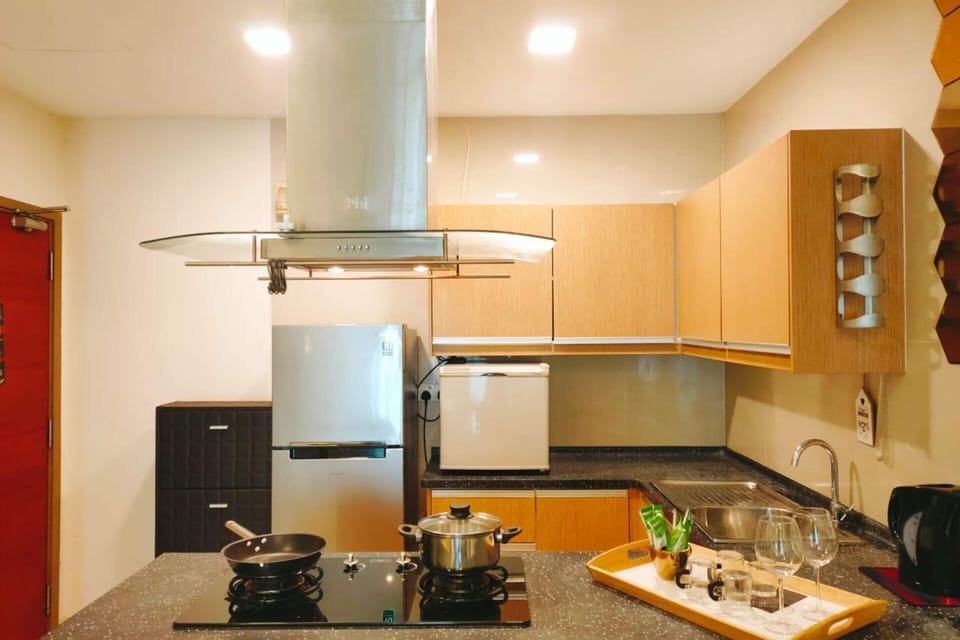 Royal Studio | Private kitchen | Full-size fridge, microwave, stovetop, coffee/tea maker