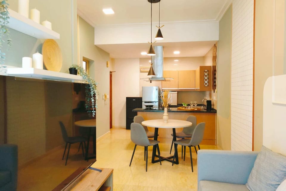 Royal Studio | Private kitchen | Full-size fridge, microwave, stovetop, coffee/tea maker