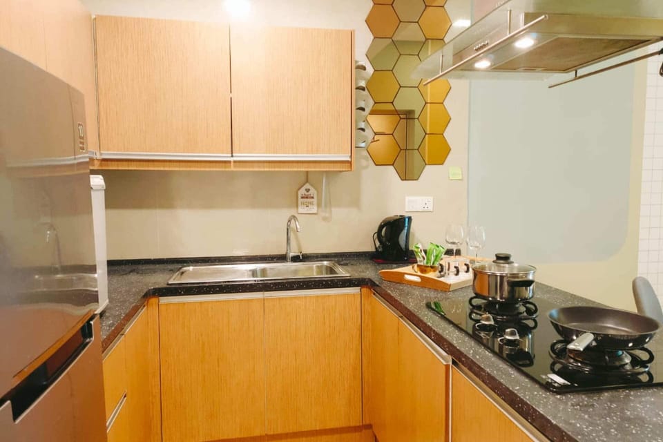 Royal Studio | Private kitchen | Full-size fridge, microwave, stovetop, coffee/tea maker