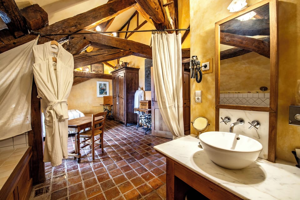 Chambre Double Superieure | Bathroom | Free toiletries, hair dryer, bathrobes, towels