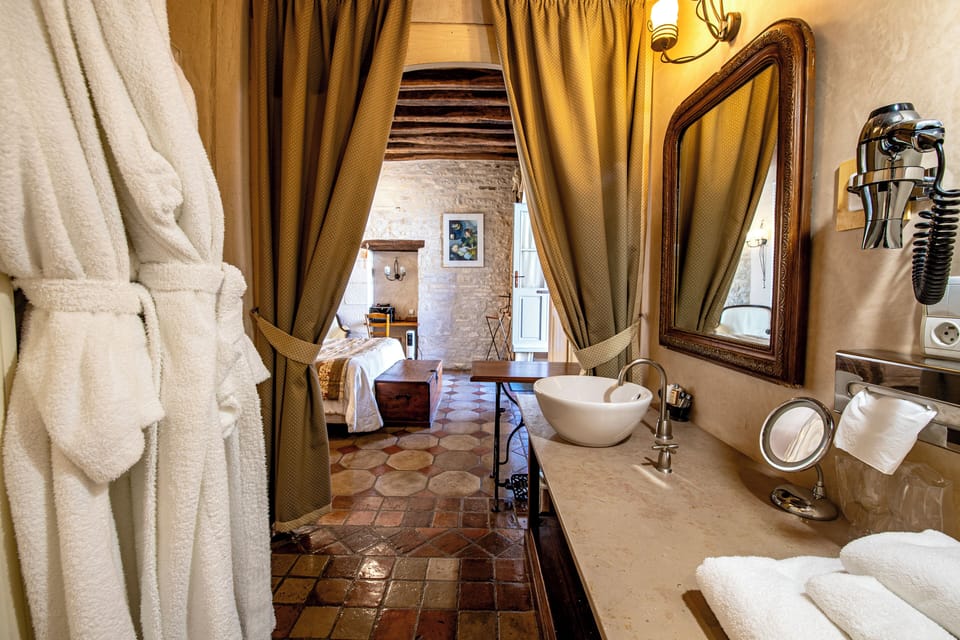 Chambre Premium | Bathroom | Free toiletries, hair dryer, bathrobes, towels