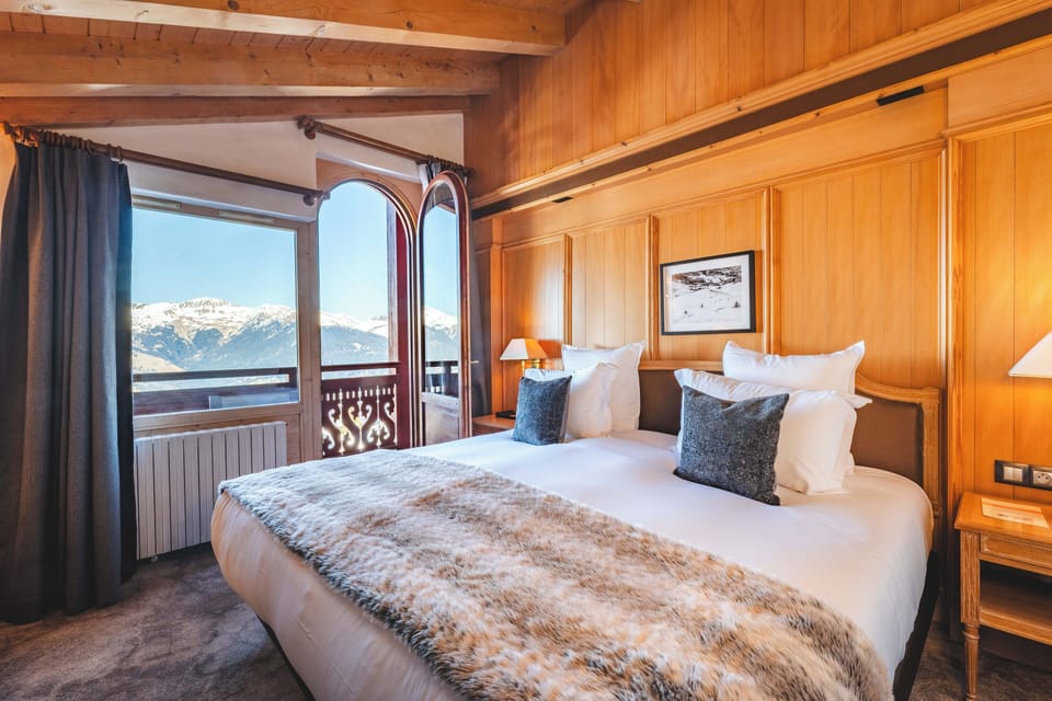 Junior Suite | In-room safe, desk, blackout drapes, soundproofing