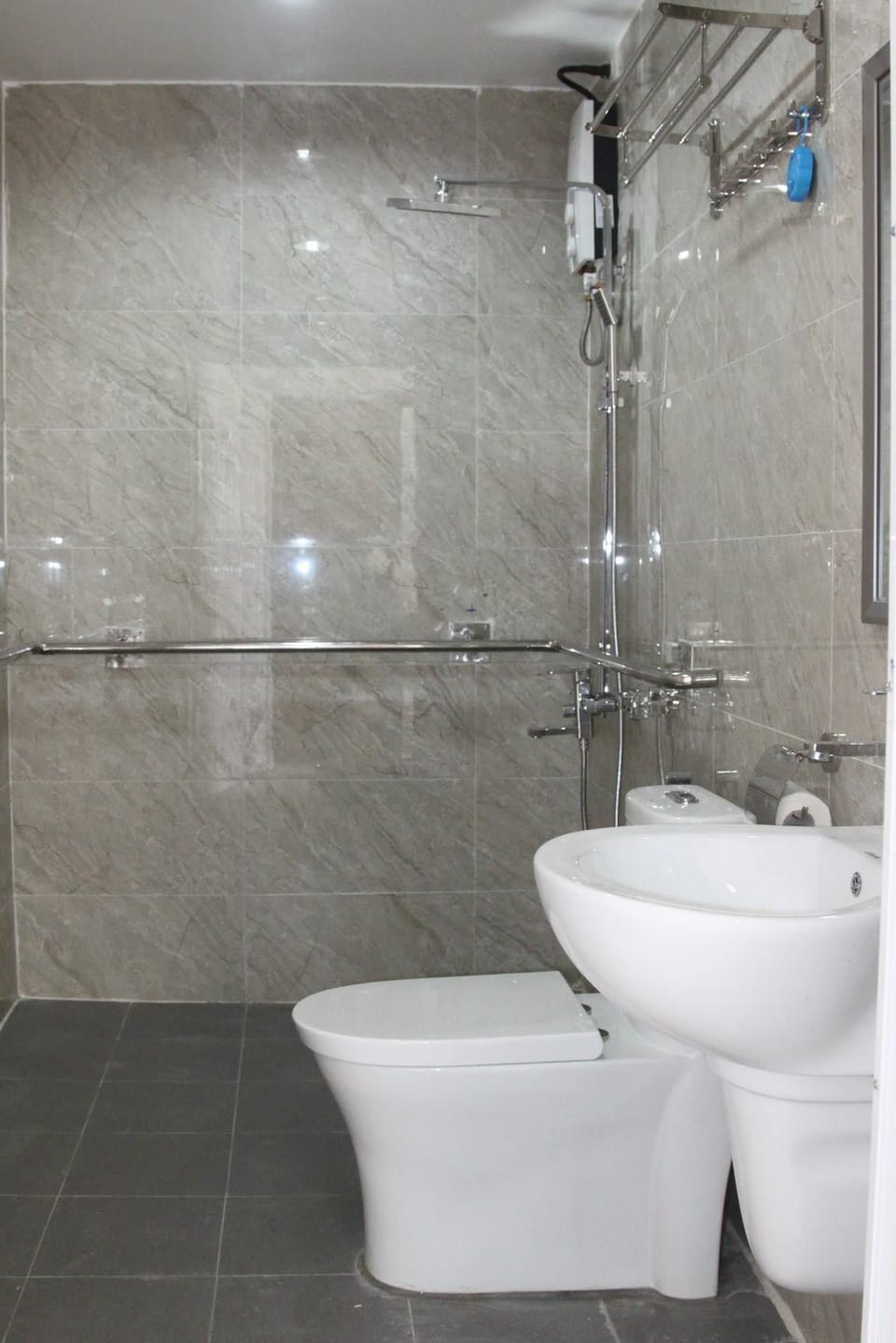 Family Suite | Bathroom | Shower, free toiletries, hair dryer (on request), slippers