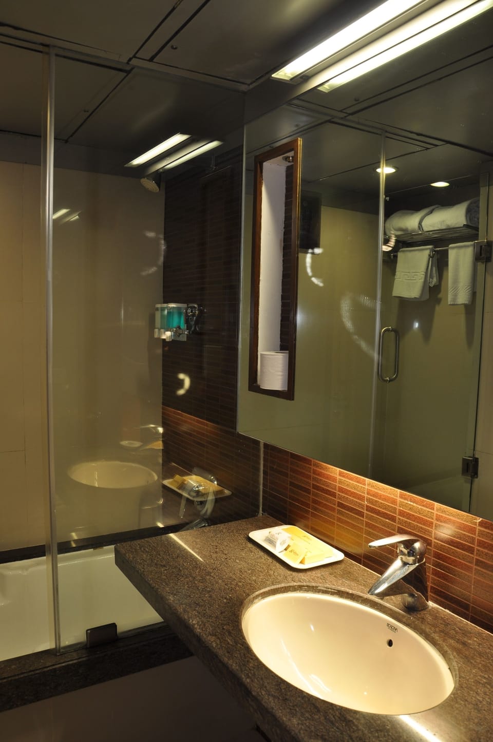 Luxury Room, 1 King Bed | Bathroom sink