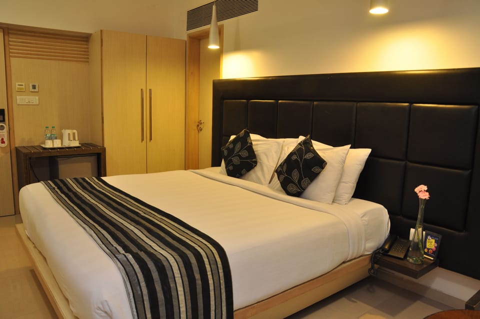 Premium Room | Minibar, in-room safe, desk, blackout drapes