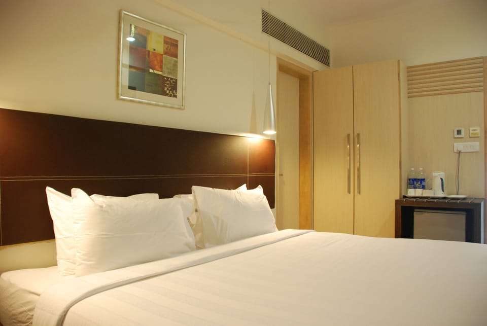Classic Room, 1 King Bed | Minibar, in-room safe, desk, blackout drapes