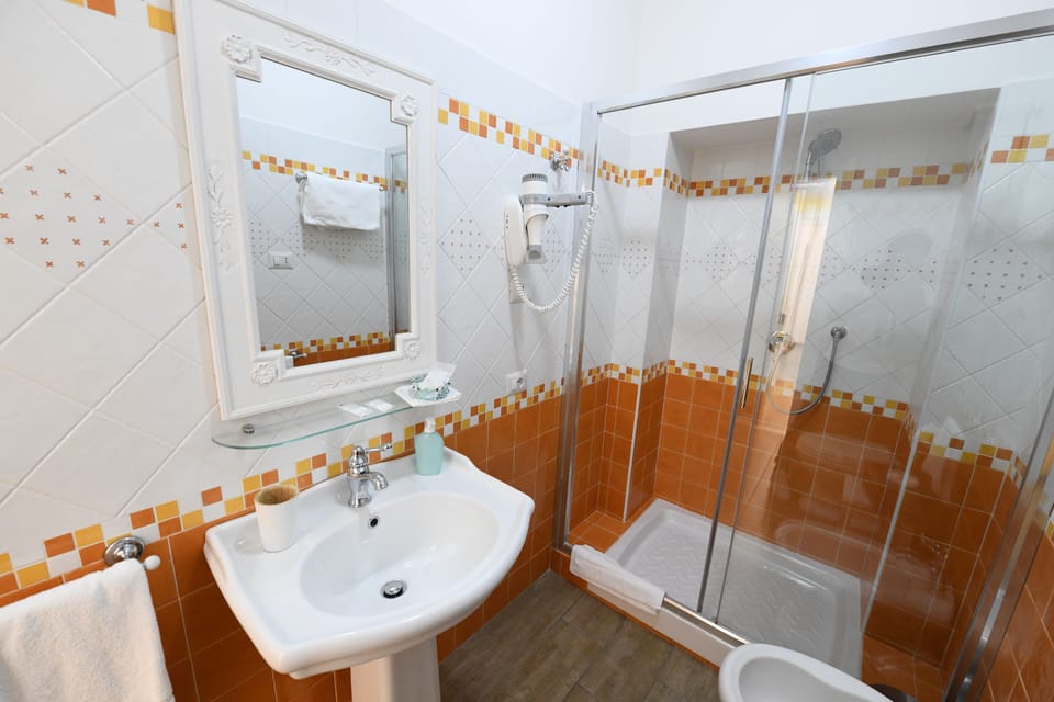Double Room (Gialla) | Bathroom | Shower, free toiletries, hair dryer, bidet