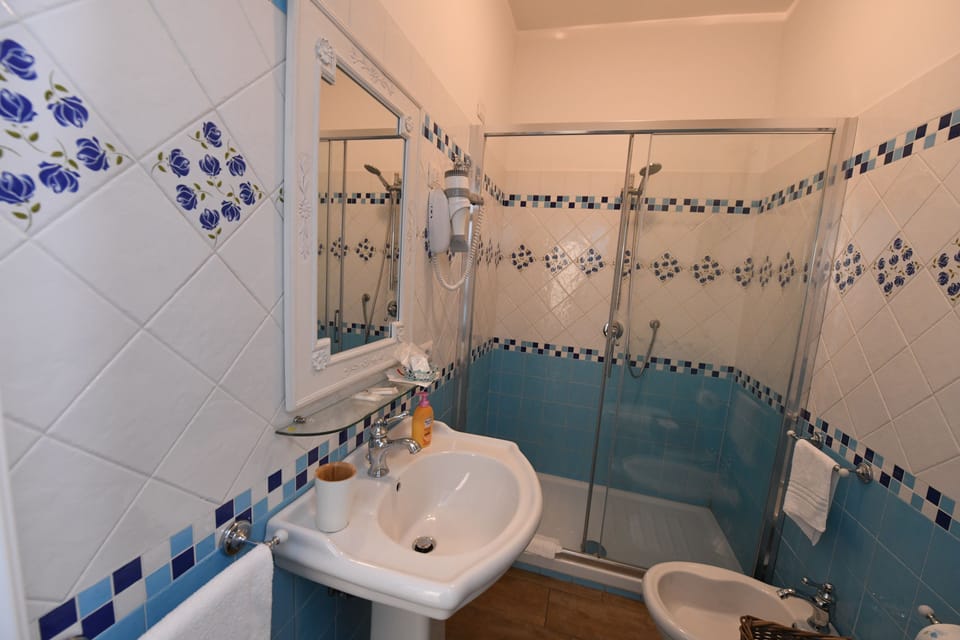 Double Room (Celeste) | Bathroom shower