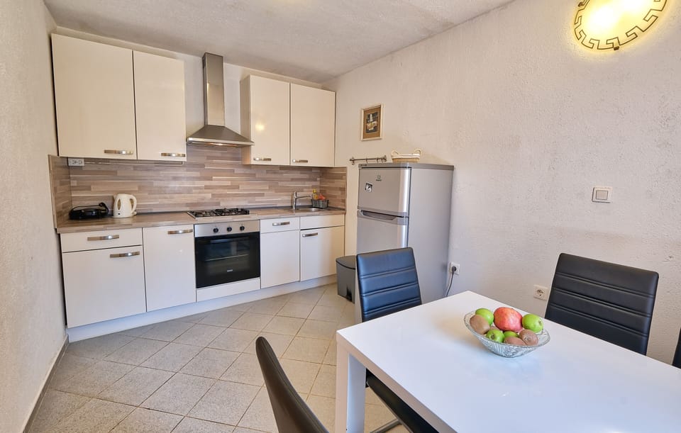 Traditional House, 1 Bedroom, Mountainside | Private kitchen | Coffee/tea maker, full-size fridge, oven, stovetop